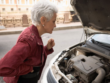 Ein frustrierter Blick in das Autoinnere bewegt Sie Motorschaden Ankauf Arnsberg anzurufen